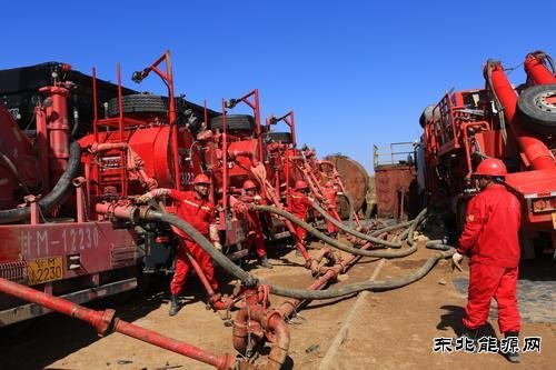 图为姬塬油田清洁化压裂施工现场.王建武 摄