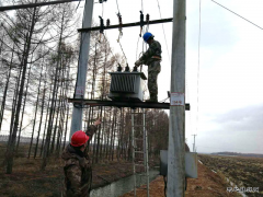兴凯湖电业局:安兴供电风雪无阻水田忙送电