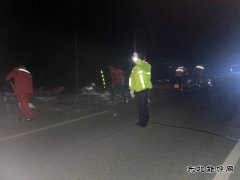 哈巴河执法大队：夜间清理路面散落物，保障群众出行安全