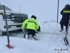 哈巴河执法大队:风雪保畅通,救援在路上
